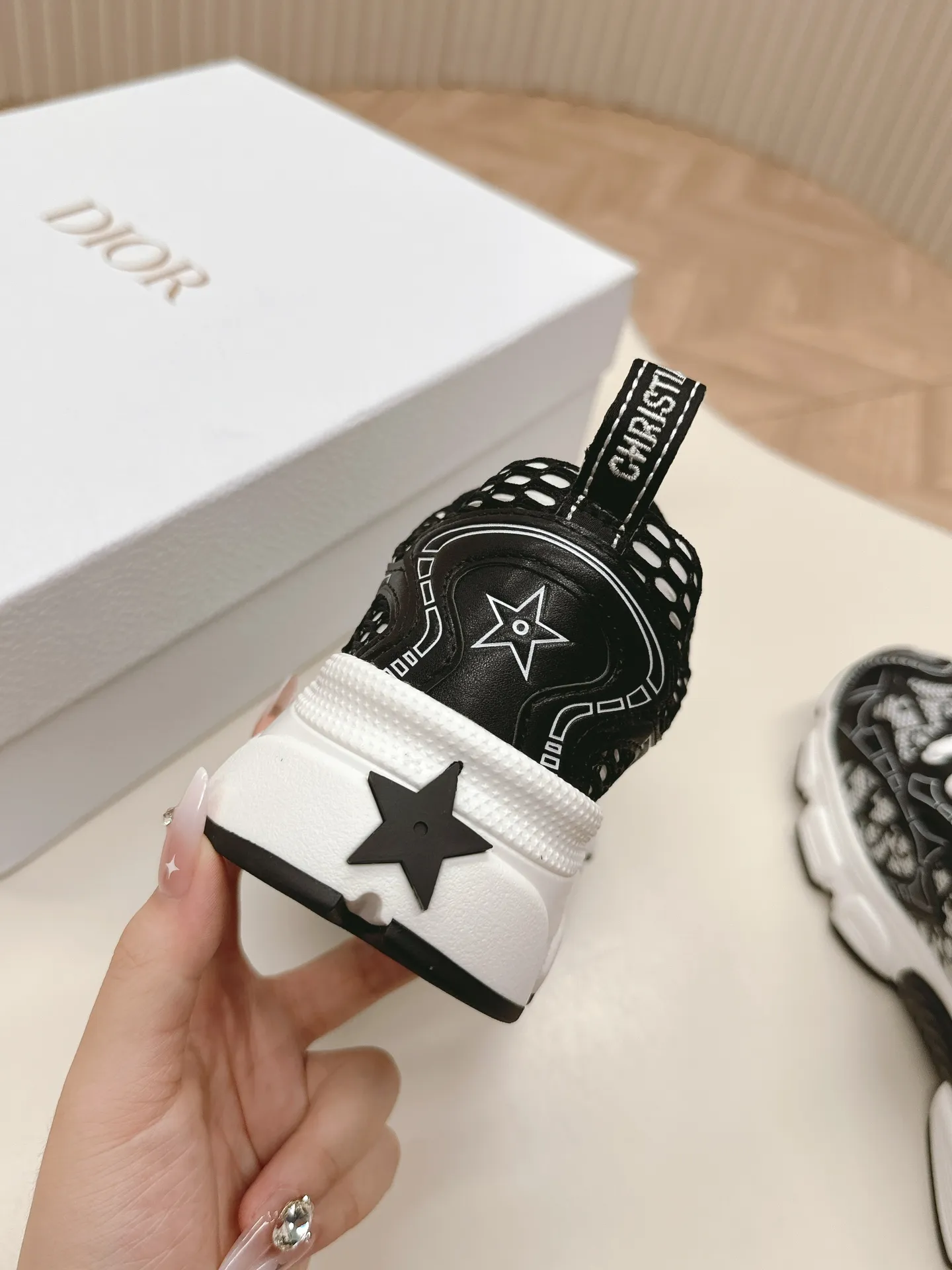 👟👟Ex-factory price 620👟👟 Hot item, star model 2024 main hot item, the newly released Dior Chrono new casual sports shoes, running shoes, dad shoes are really cool, full of futuristic feeling! Really cool! Once again interpreting Dior's concept of cool fashion, the lucky star will bless you with good luck. The new EVA sole is super light and super soft! A perfect replica of the original! Fully matched material and mold! ! 35-40